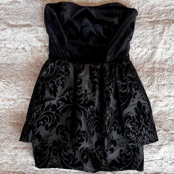 Johann Earl Dresses & Skirts - Johann Earl vintage Urban Outfitters strapless dress